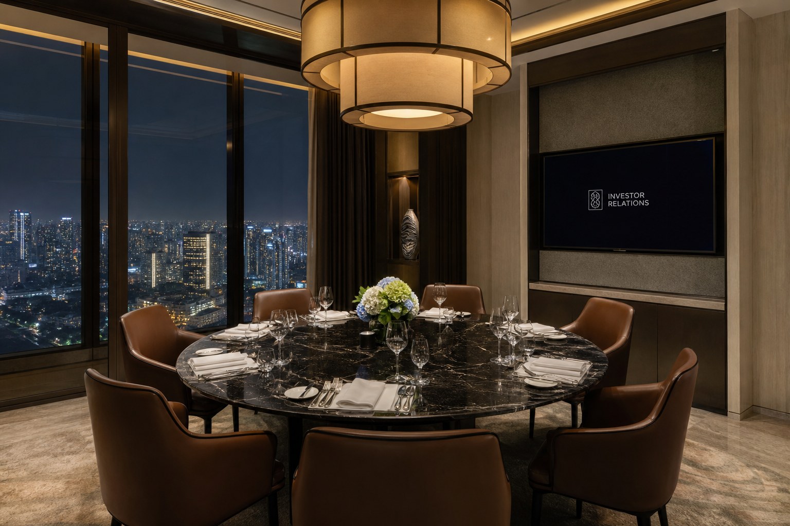 ホテルのレストラン個室・夜景越しの円卓